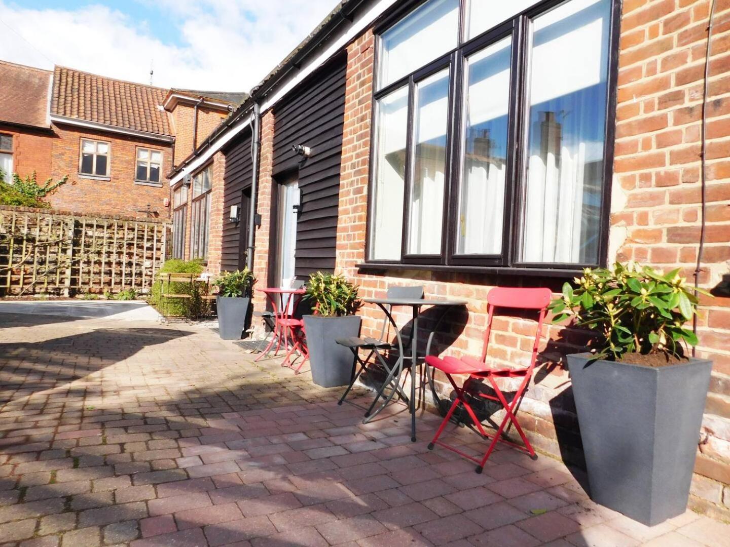 Quiet Courtyard Lodge6, Outside Seating & Parking *