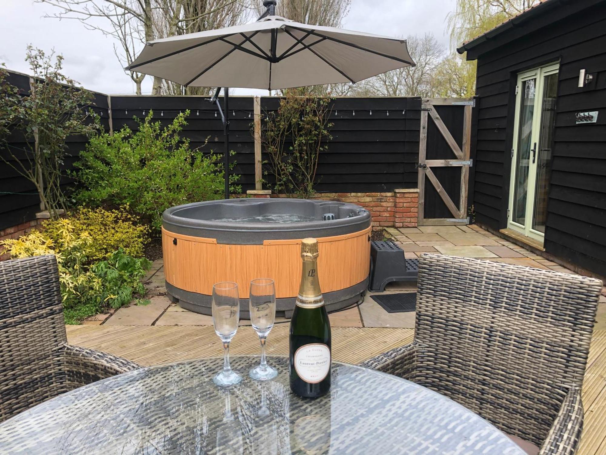 Folkards Farm With Hot Tubs Holiday home Norwich
