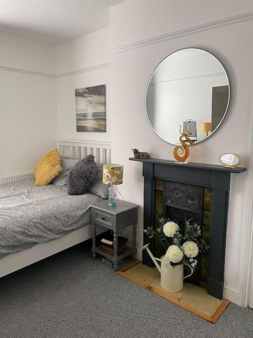 Stunning 4 Bedrooms Golden Triangle With Parking Apartment *