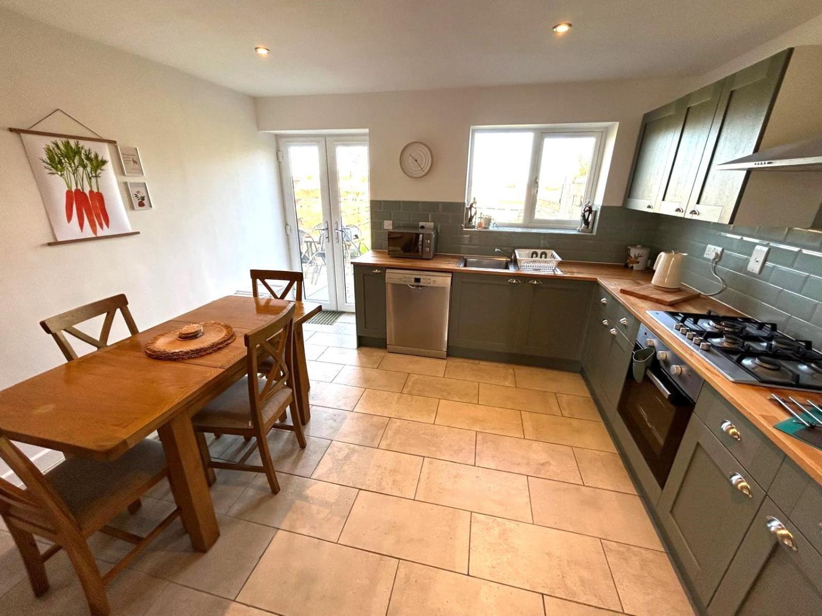 3 - Rabbit Warren, Bright Decor & Private Hot Tub * Norwich