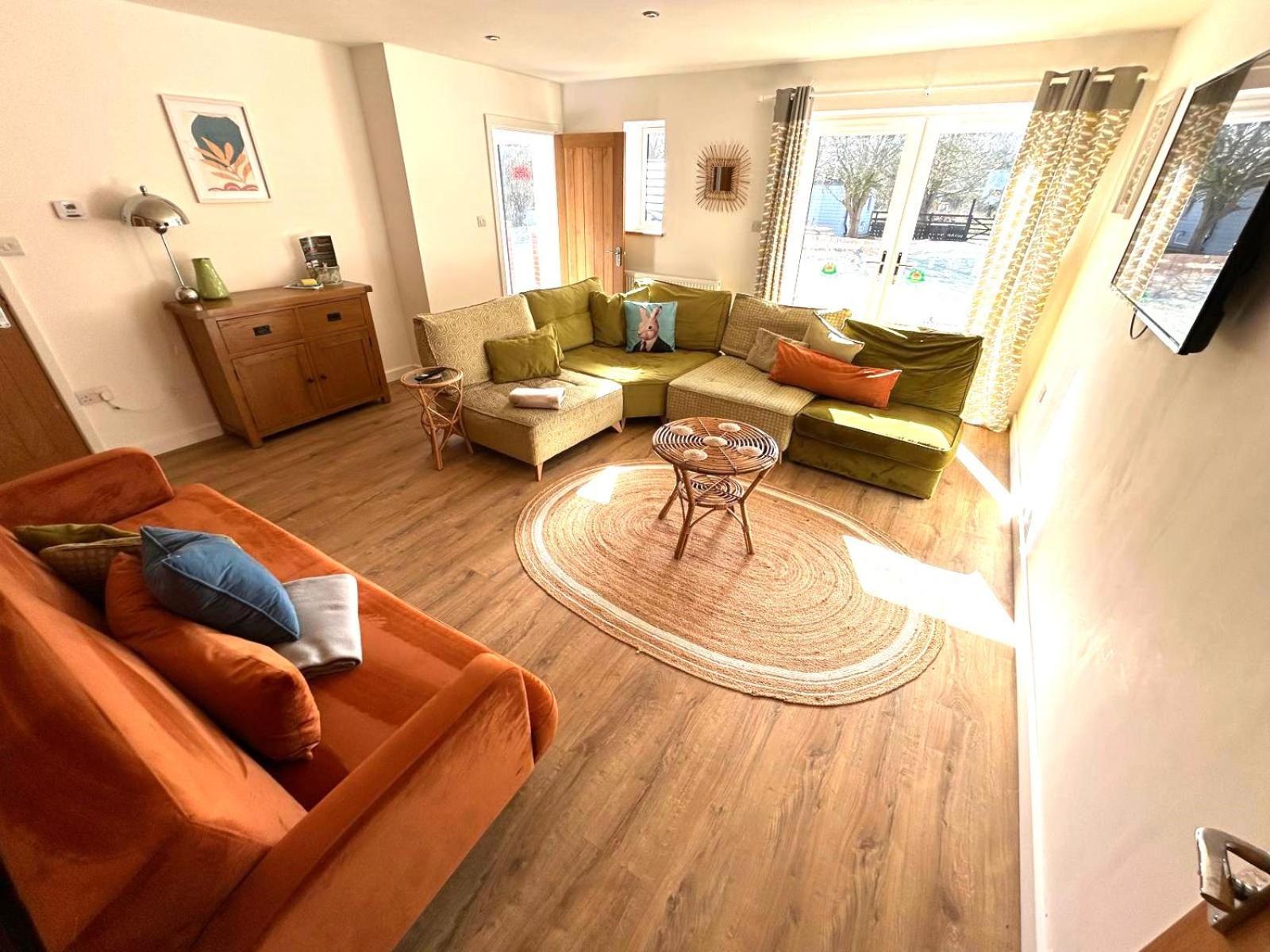 3 - Rabbit Warren, Bright Decor & Private Hot Tub * Norwich