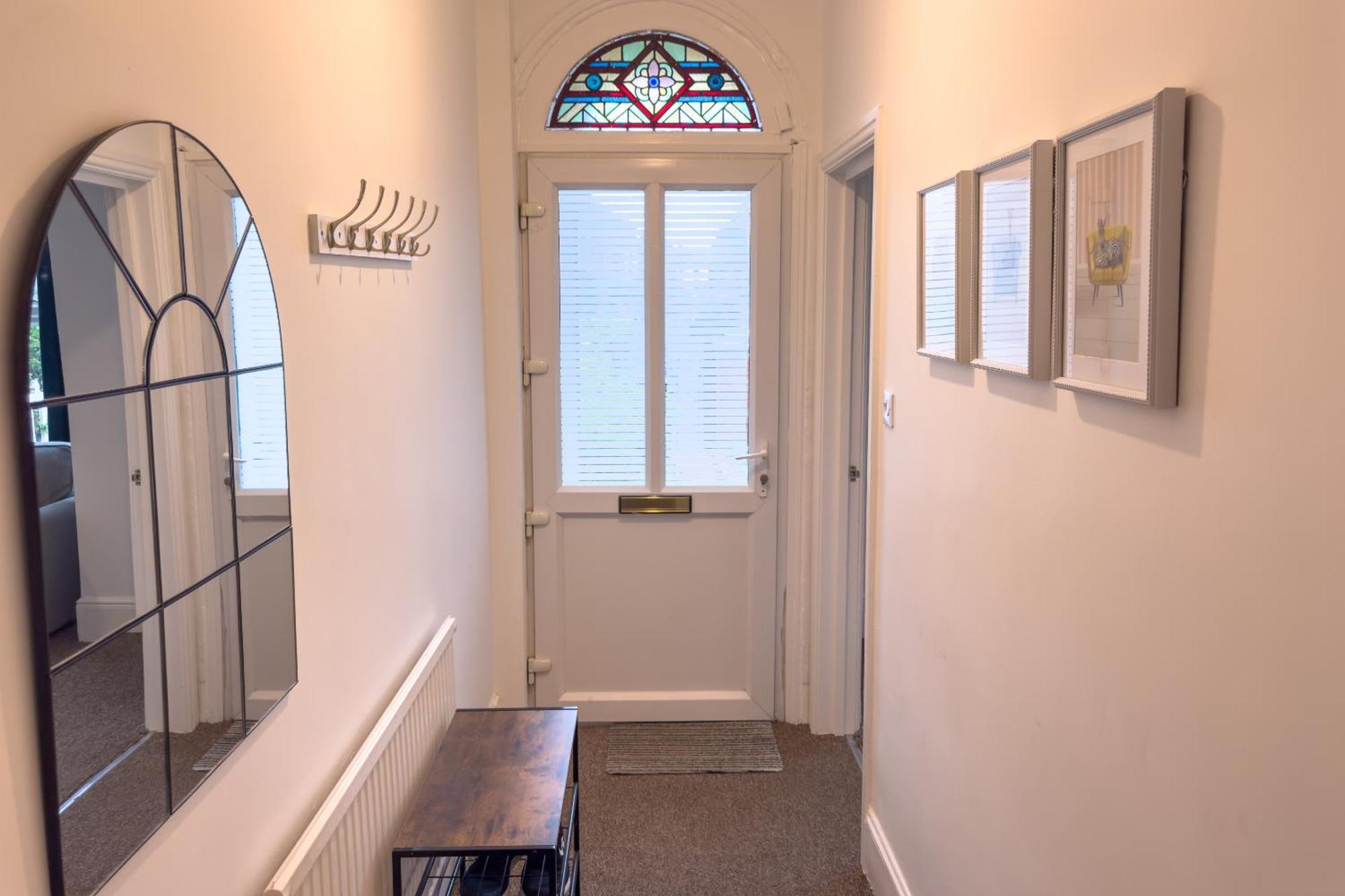 Amorly House - Sleeps 8 Free Permit Parking Big Spacious With Games Holiday home