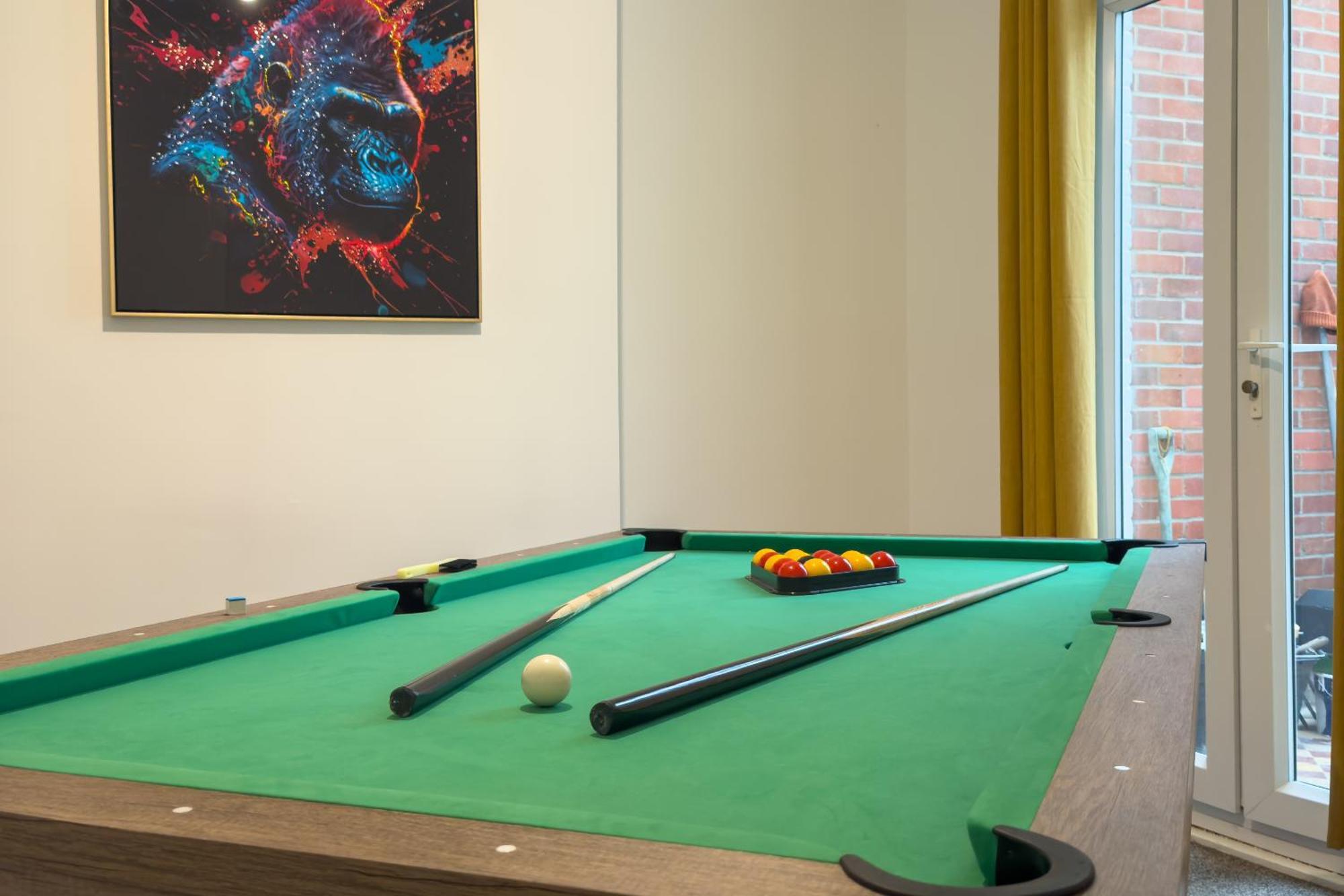 Amorly House - Sleeps 8 Free Permit Parking Big Spacious With Games Holiday home Norwich