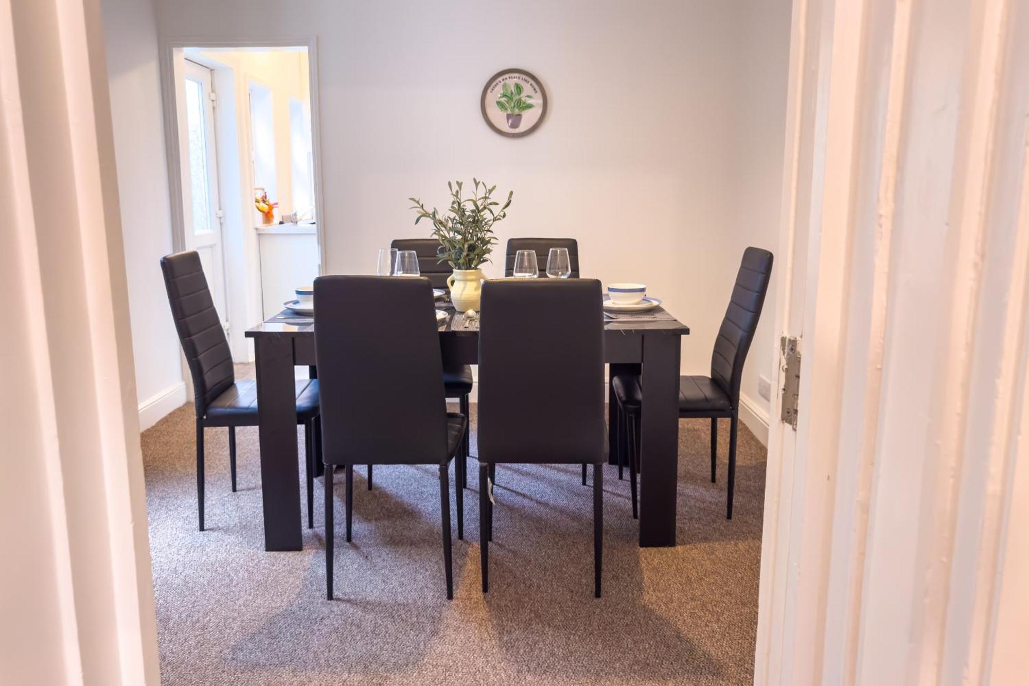 Amorly House - Sleeps 8 Free Permit Parking Big Spacious With Games Holiday home Norwich