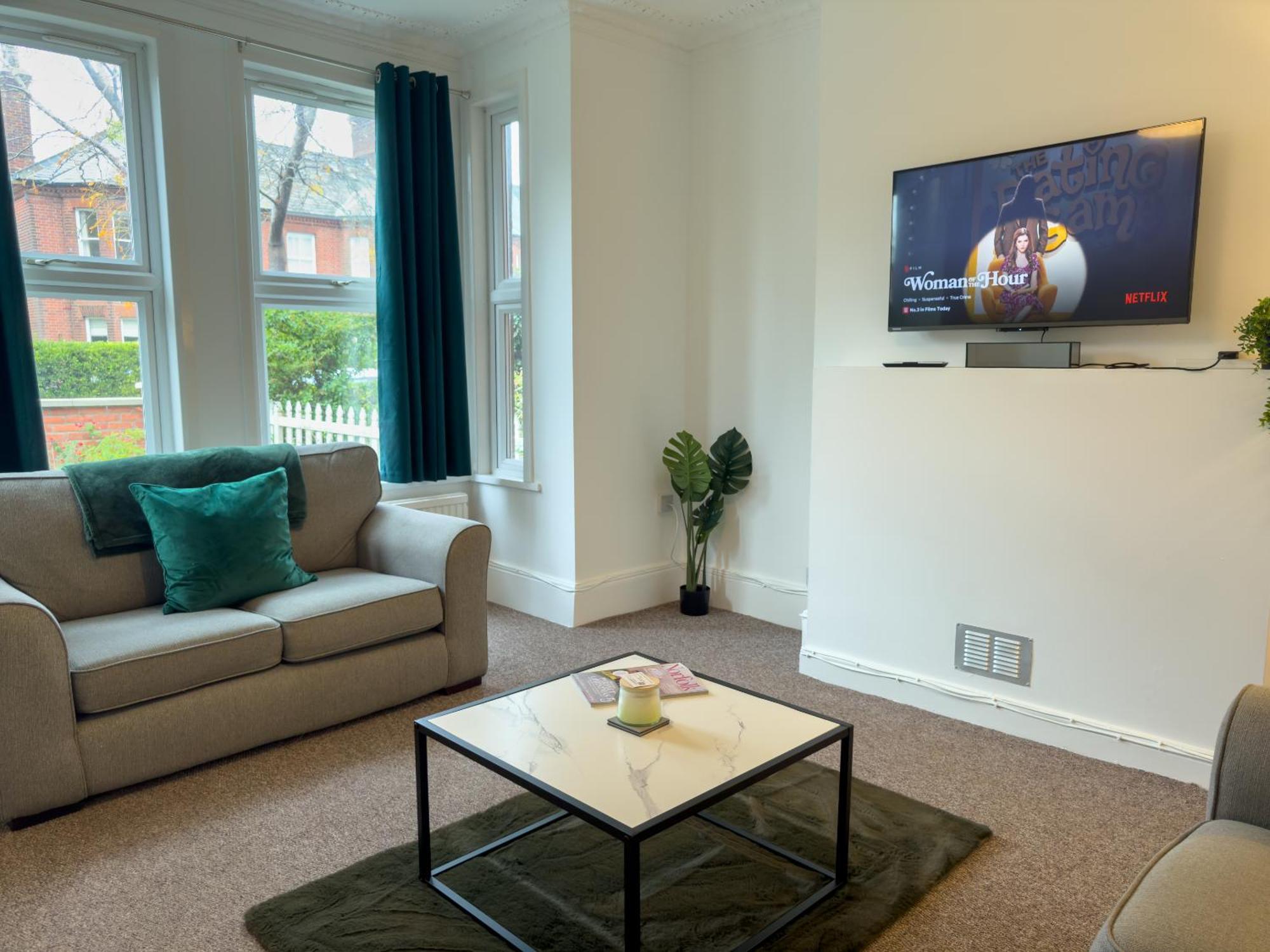 Amorly House - Sleeps 8 Free Permit Parking Big Spacious With Games *