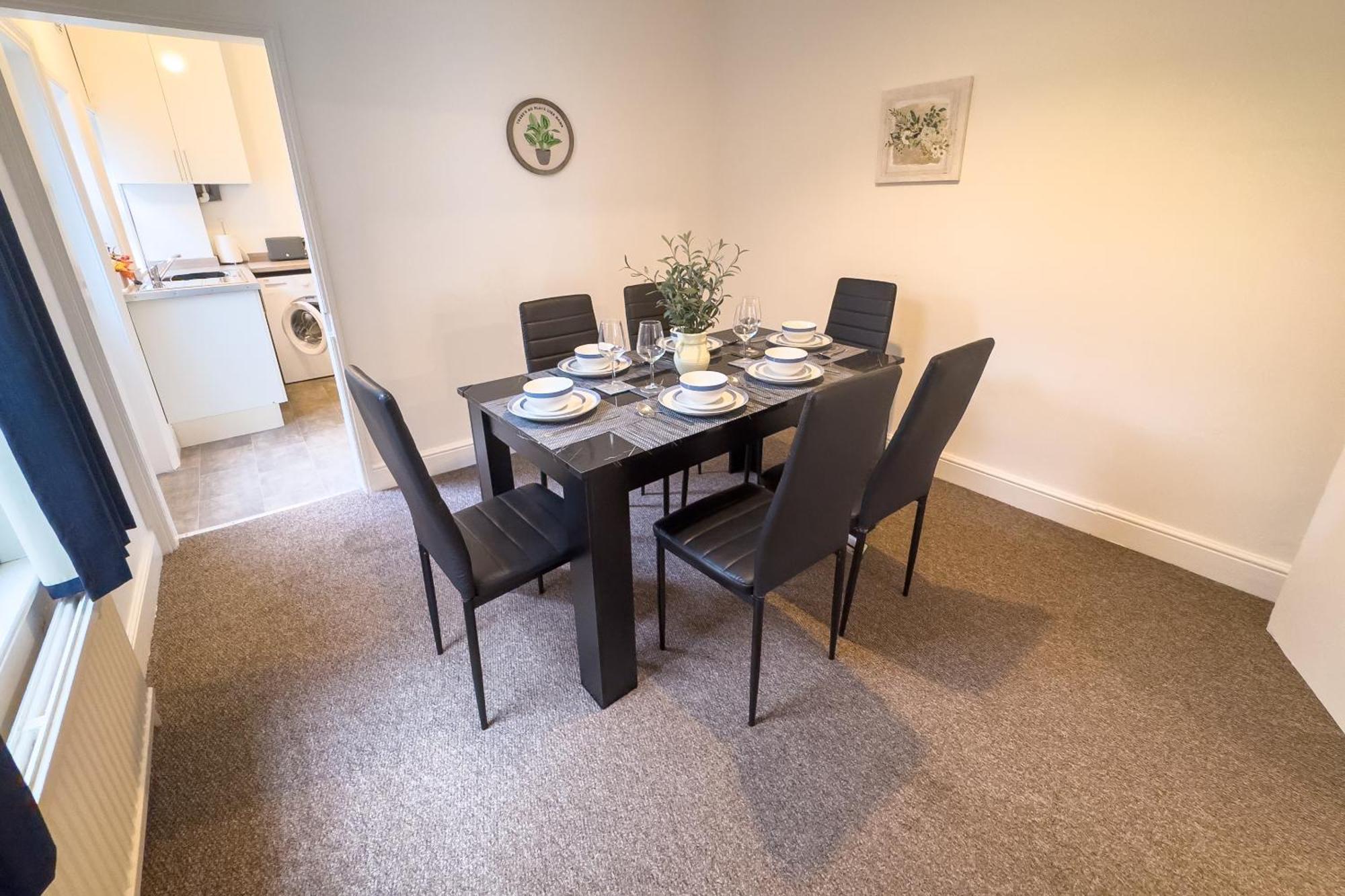 Amorly House - Sleeps 8 Free Permit Parking Big Spacious With Games