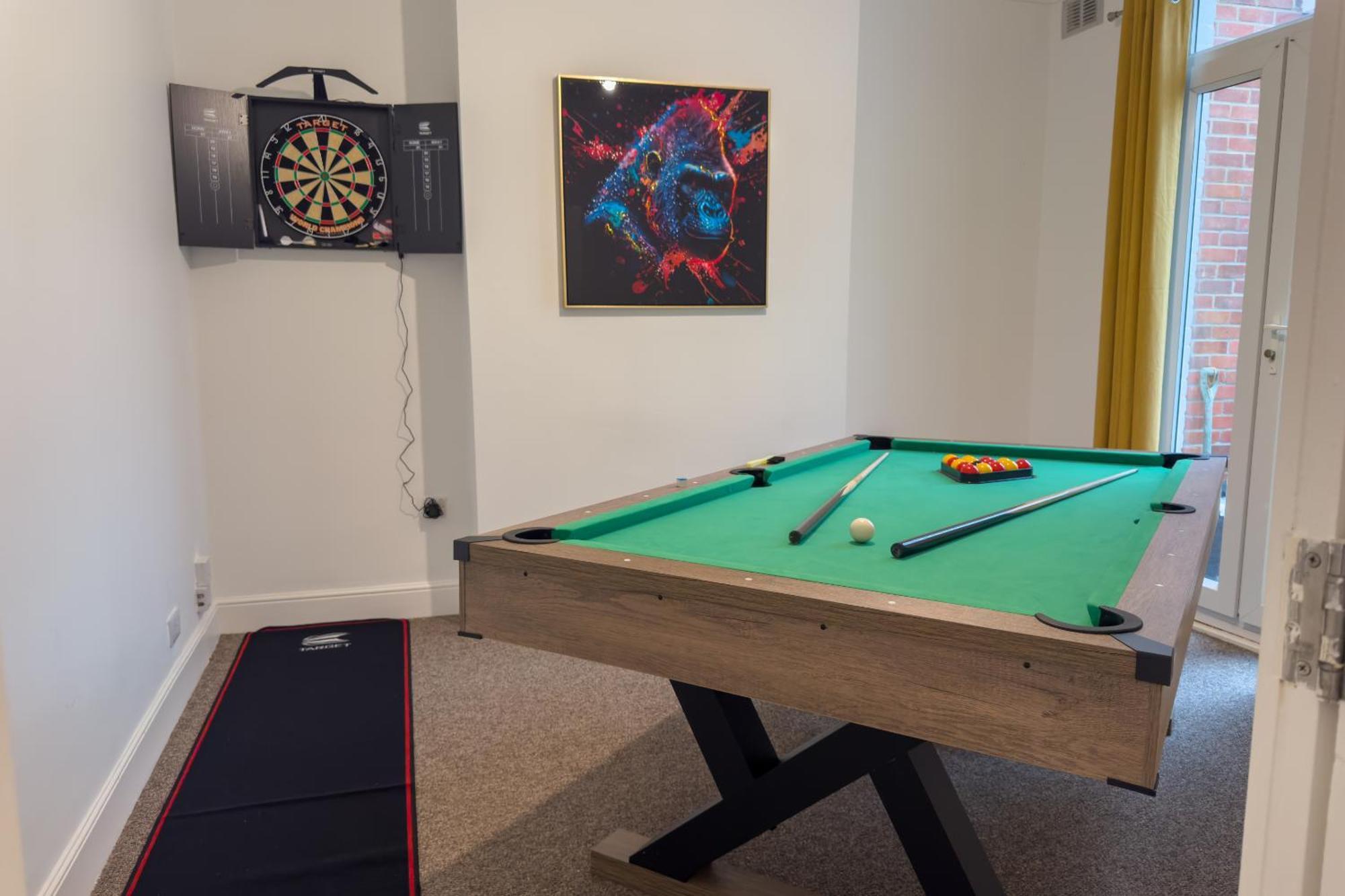 Amorly House - Sleeps 8 Free Permit Parking Big Spacious With Games Holiday home Norwich