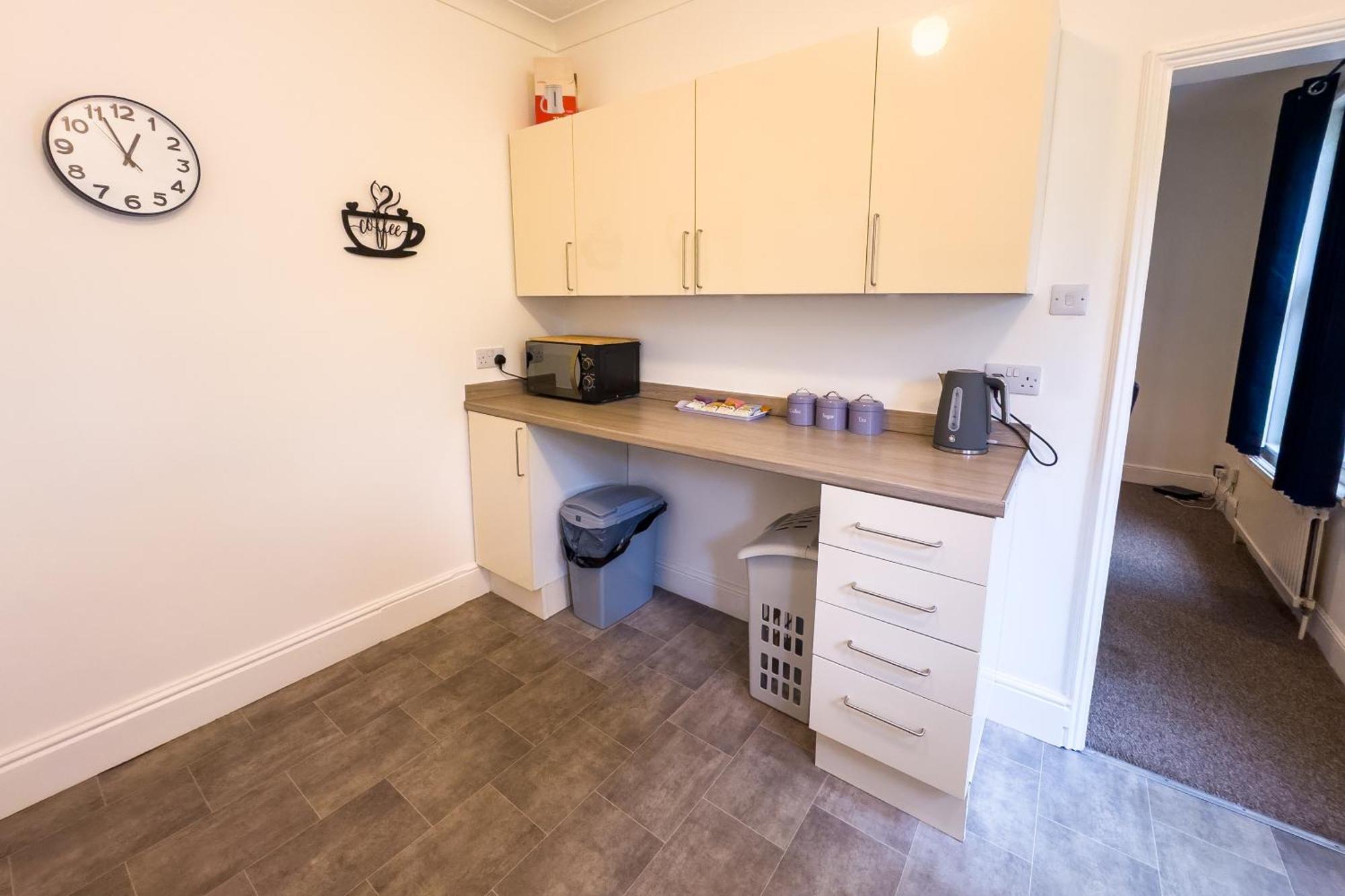 Amorly House - Sleeps 8 Free Permit Parking Big Spacious With Games Holiday home Norwich
