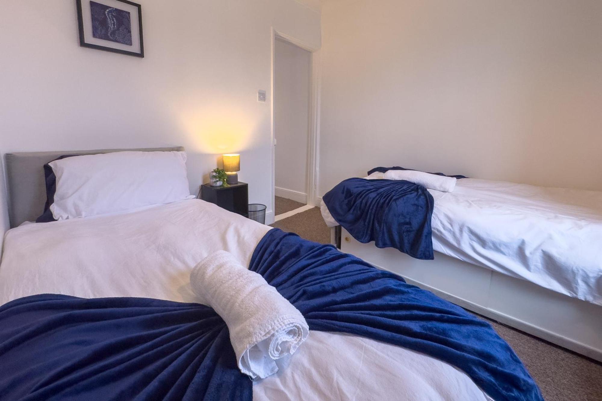 Amorly House - Sleeps 8 Free Permit Parking Big Spacious With Games