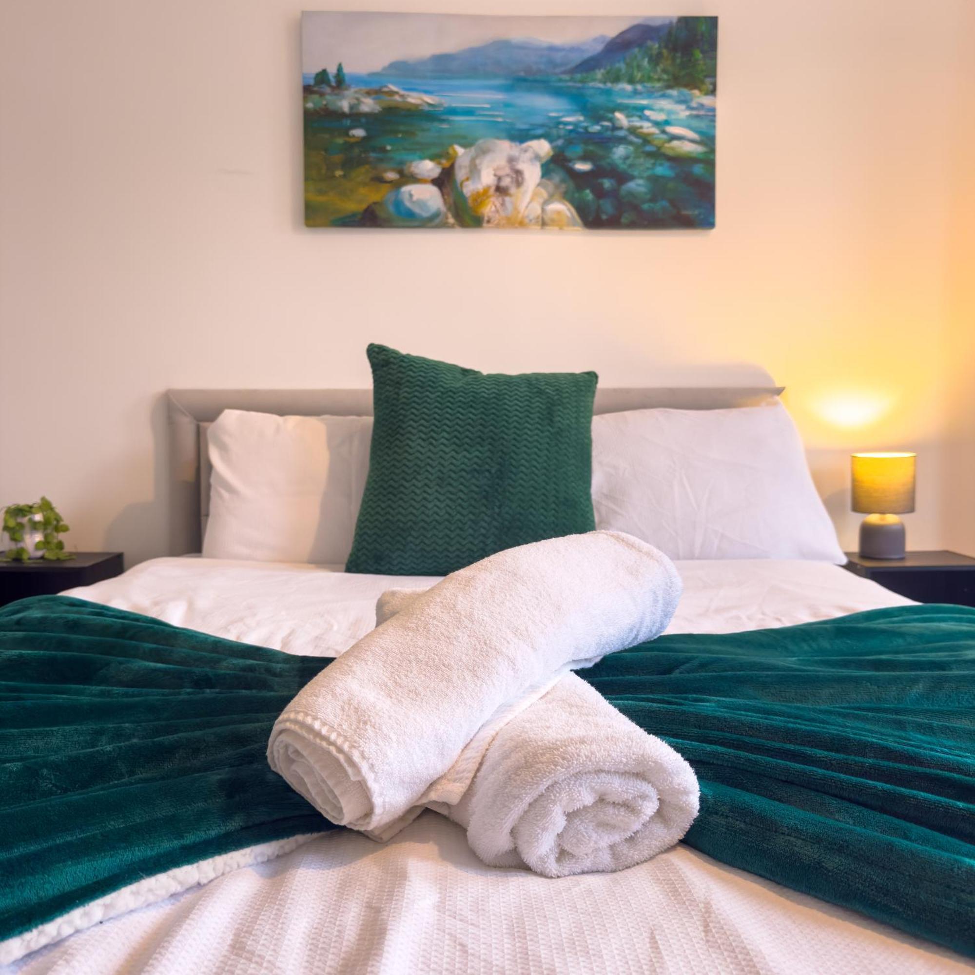 Amorly House - Sleeps 8 Free Permit Parking Big Spacious With Games Holiday home