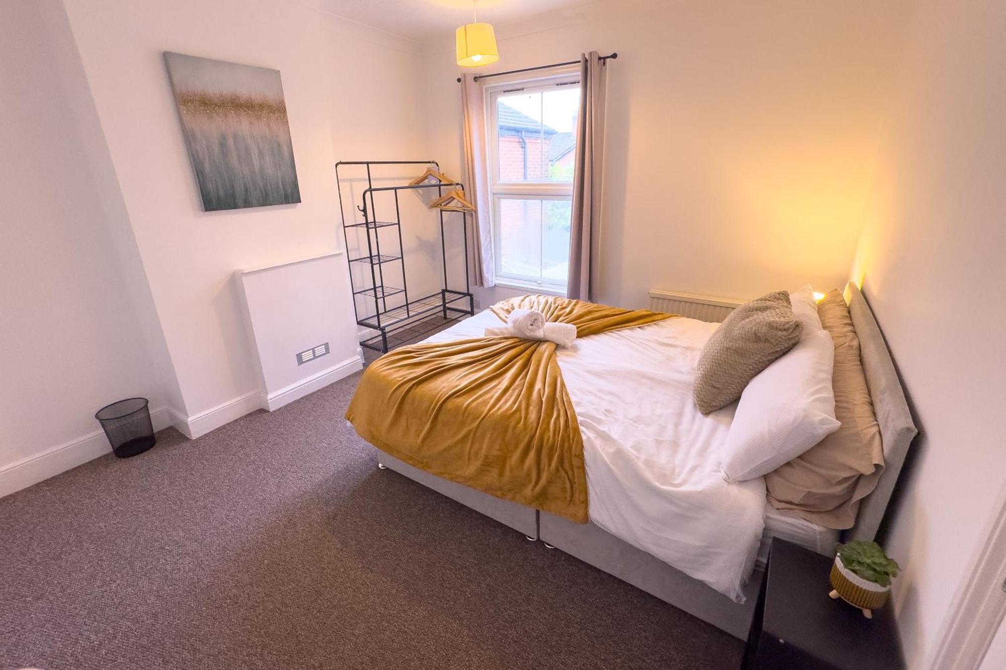 Holiday home Amorly House - Sleeps 8 Free Permit Parking Big Spacious With Games *