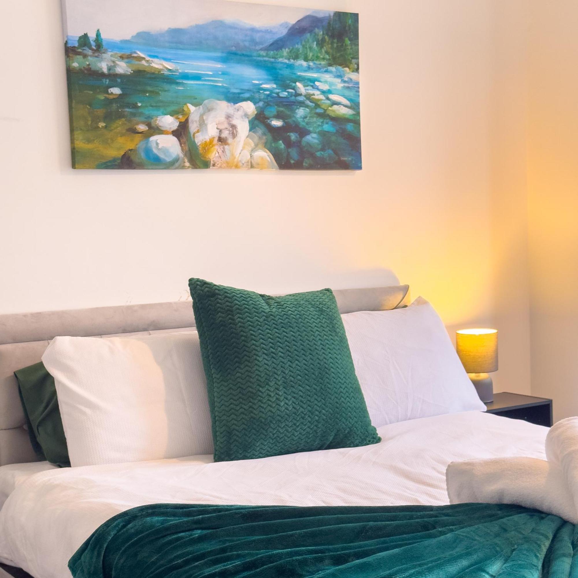 Amorly House - Sleeps 8 Free Permit Parking Big Spacious With Games Holiday home Norwich