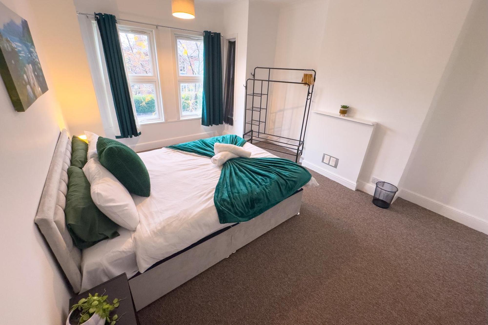 Holiday home Amorly House - Sleeps 8 Free Permit Parking Big Spacious With Games *