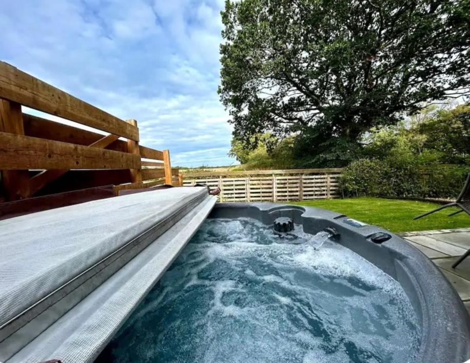 2 - Badger Sett, Modern With Hottub In Norfolk Holiday home *