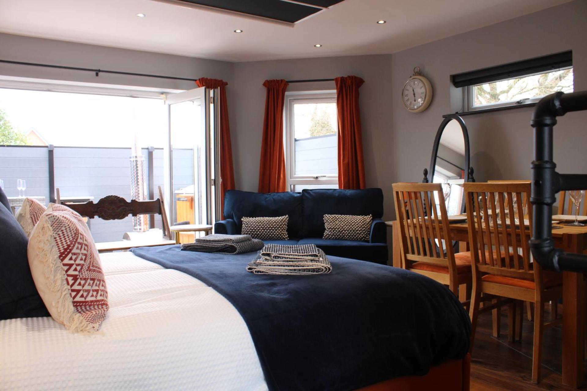 Stylish Escape With Wood-Fired Hot Tub Holiday home Norwich