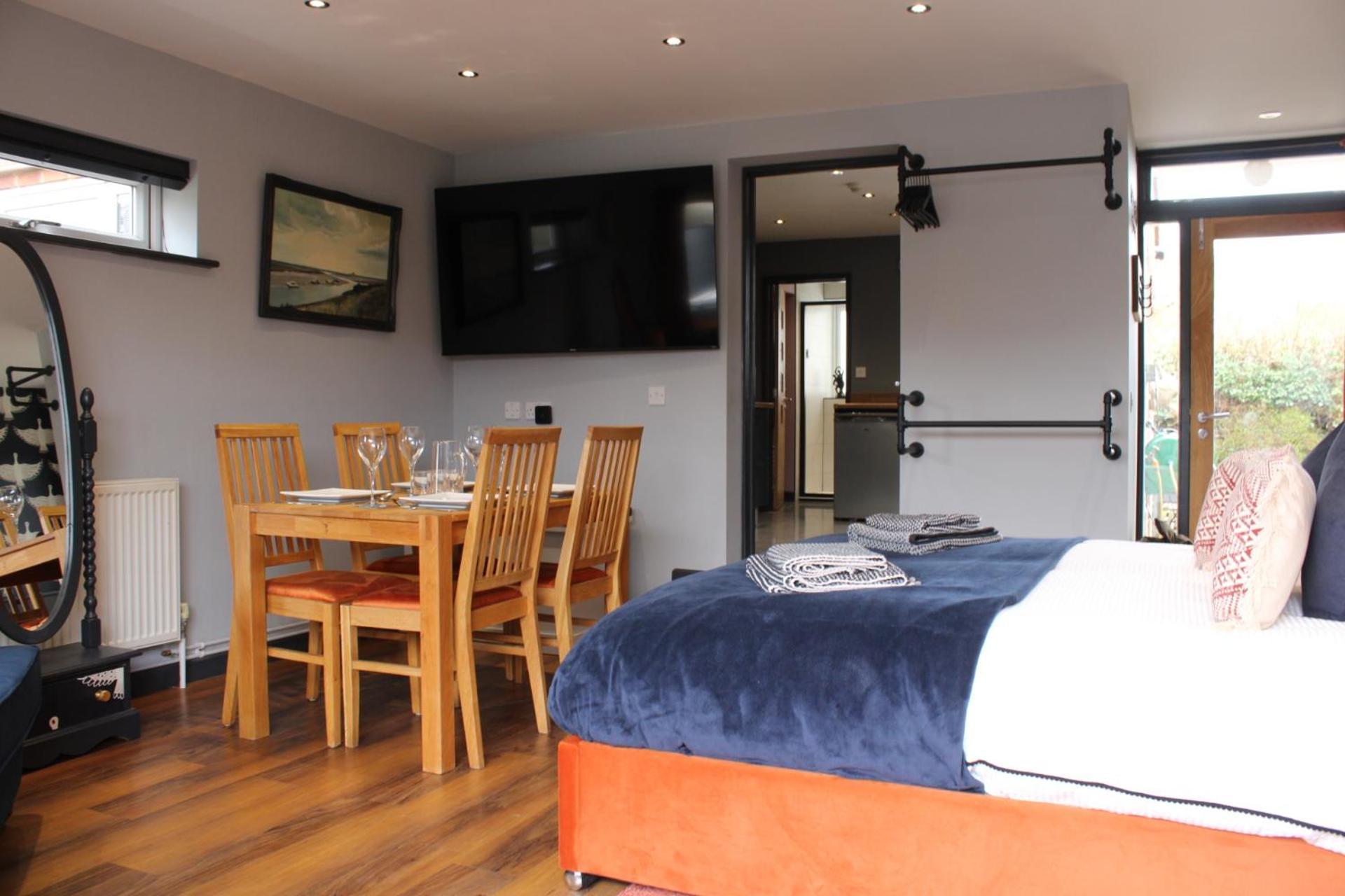 Holiday home Stylish Escape With Wood-Fired Hot Tub *