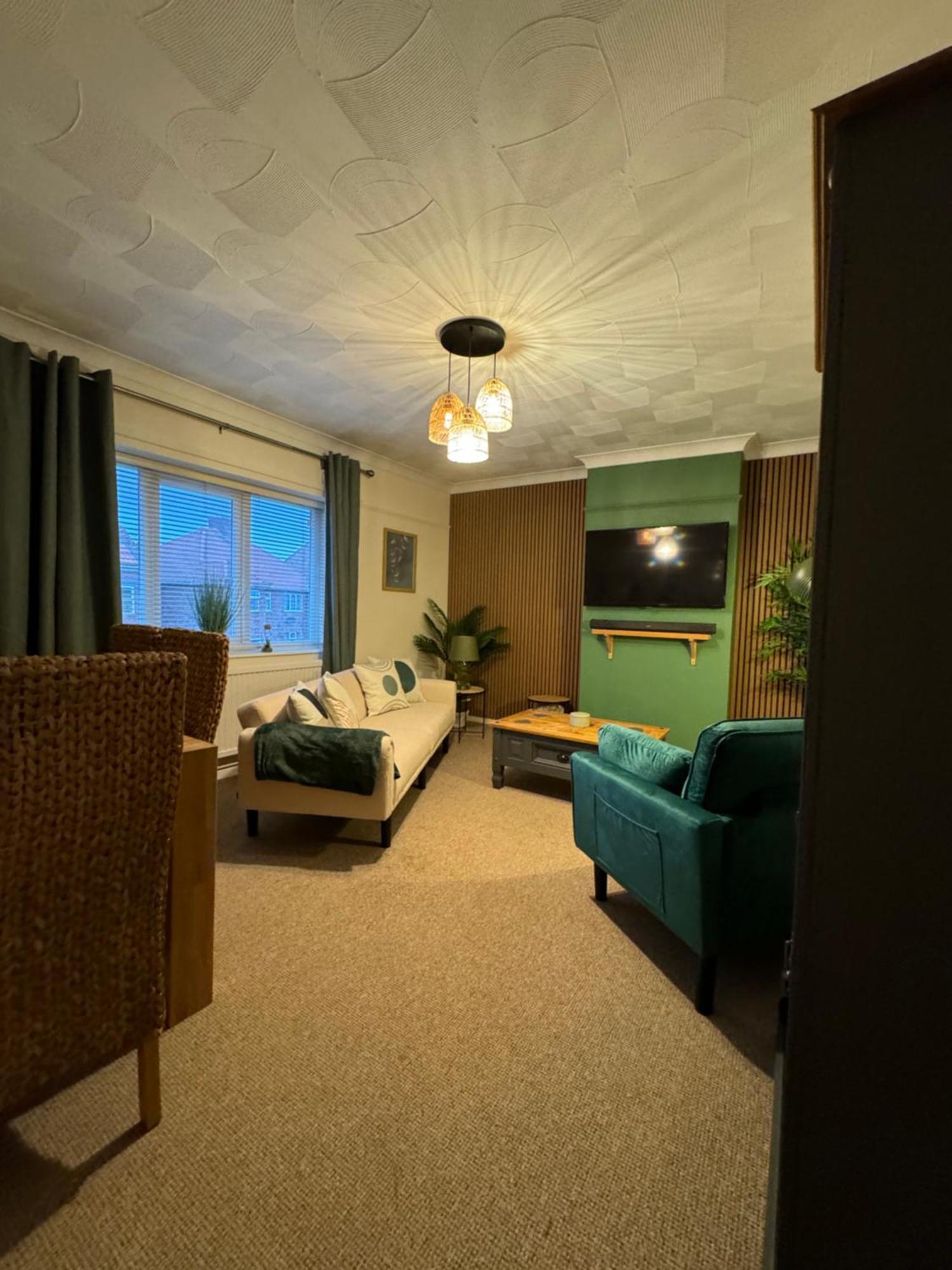 Cherry Blossom - 3 Bed, Parking, Garden