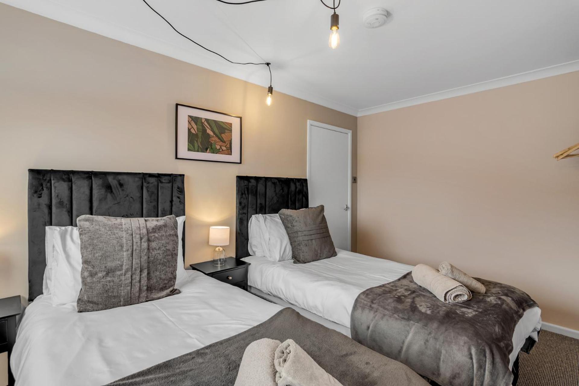 Holiday home 3 Bedroom Kett's Hill Full Kitchen Parking Wifi Norwich