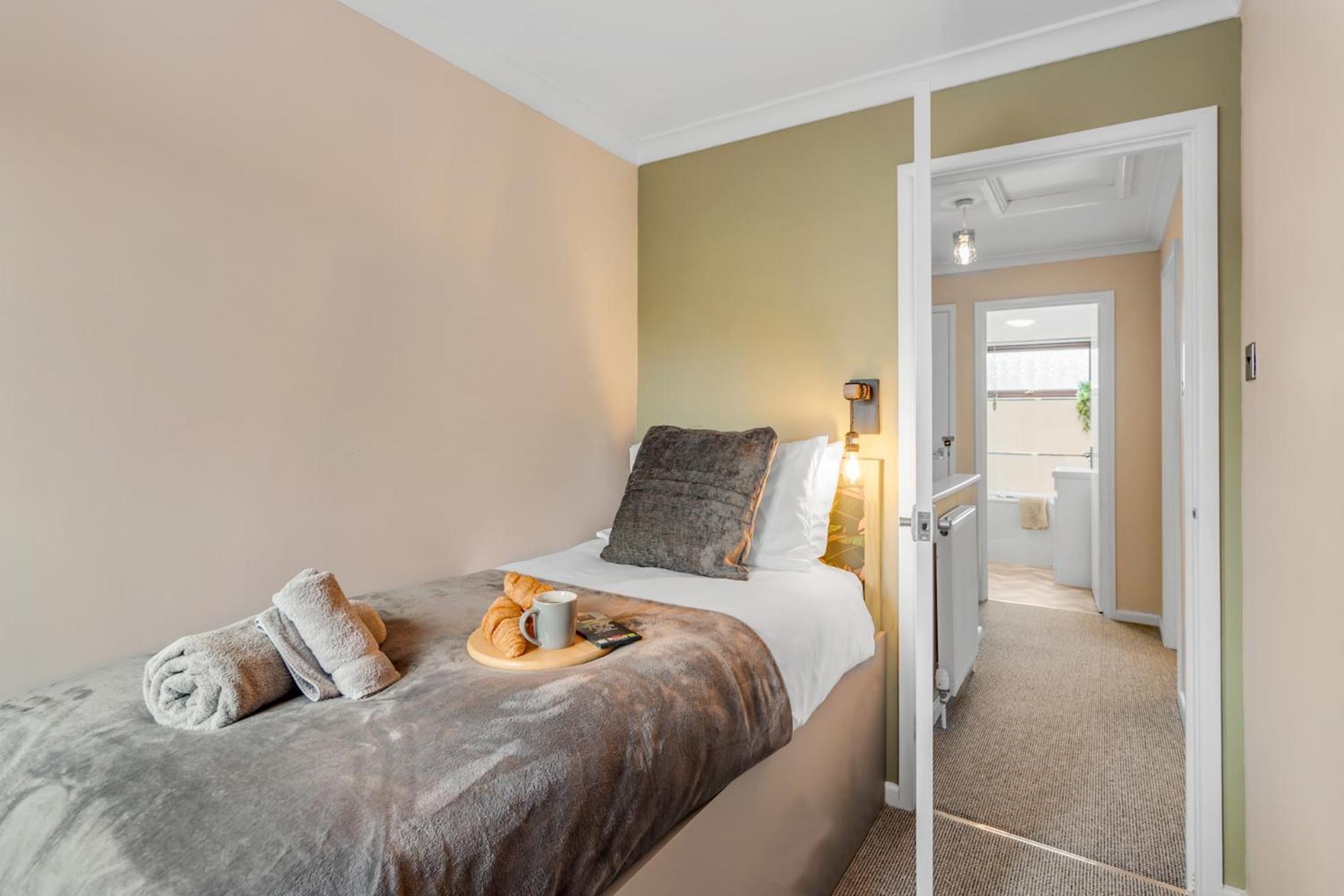 Holiday home 3 Bedroom Kett's Hill Full Kitchen Parking Wifi