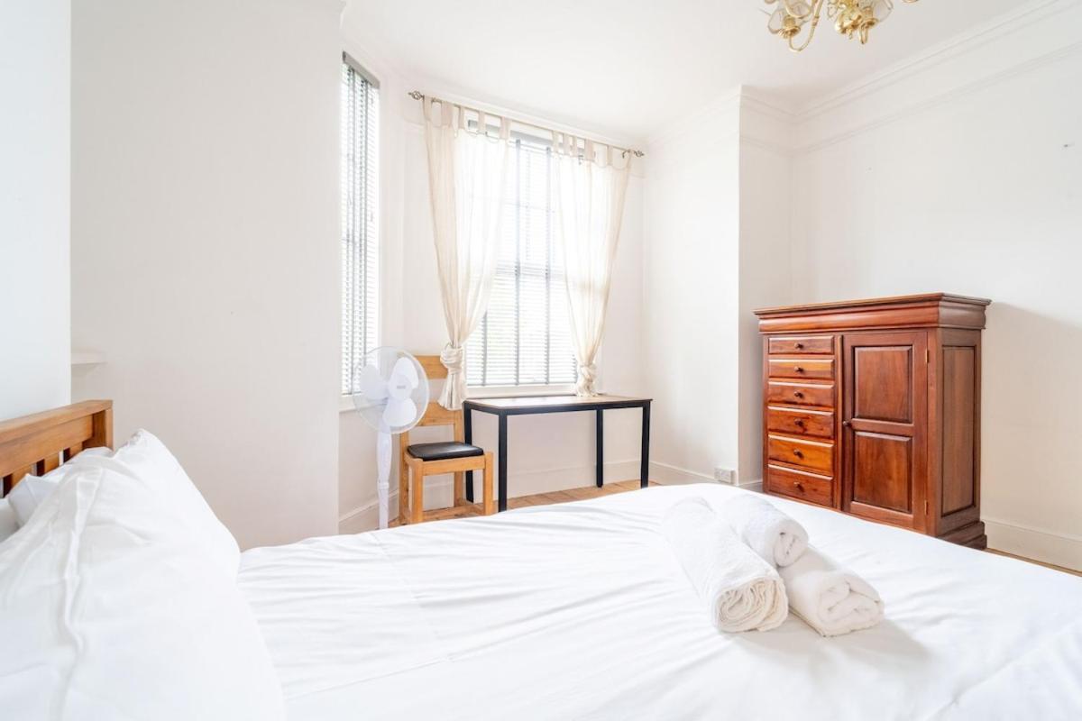 Swift Host - 4 Bedrooms - Beautiful Period - Parking - Garden Holiday home *