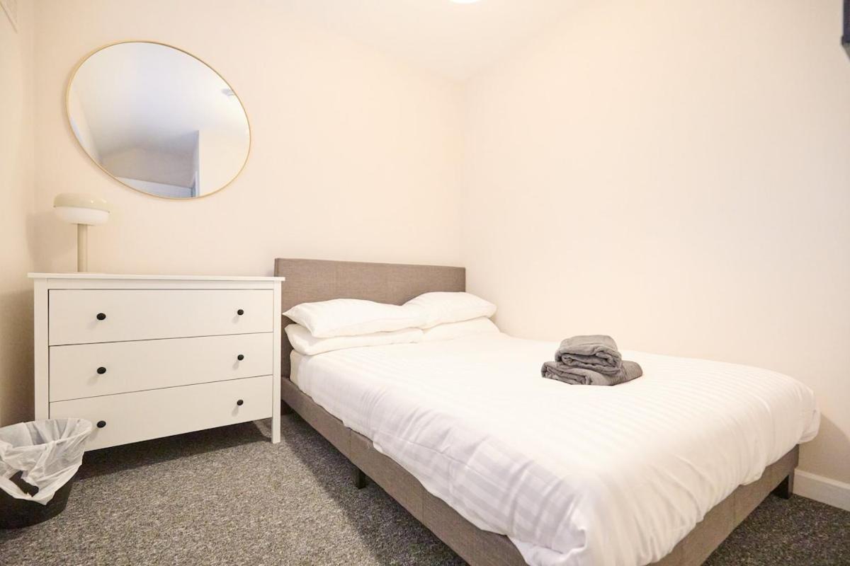 Rare 6 Bedroom, Ideal For Large Group Or Family *