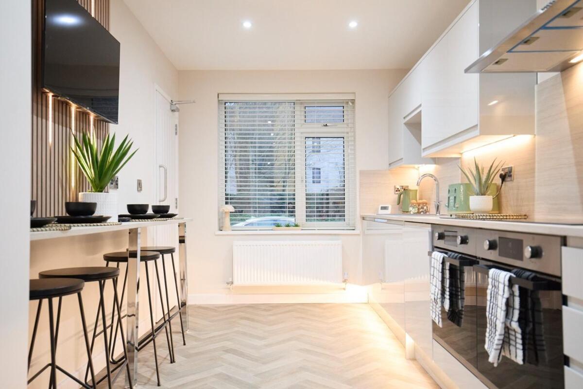 Rare 6 Bedroom, Ideal For Large Group Or Family