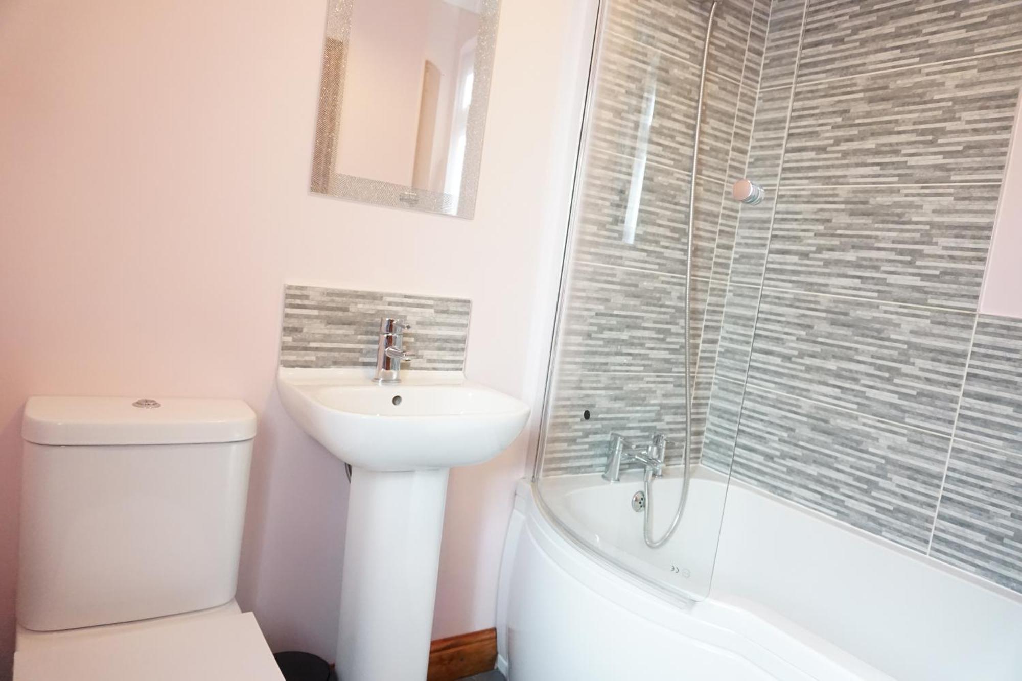 Apartment 4 Bedroom Semi-detached House *