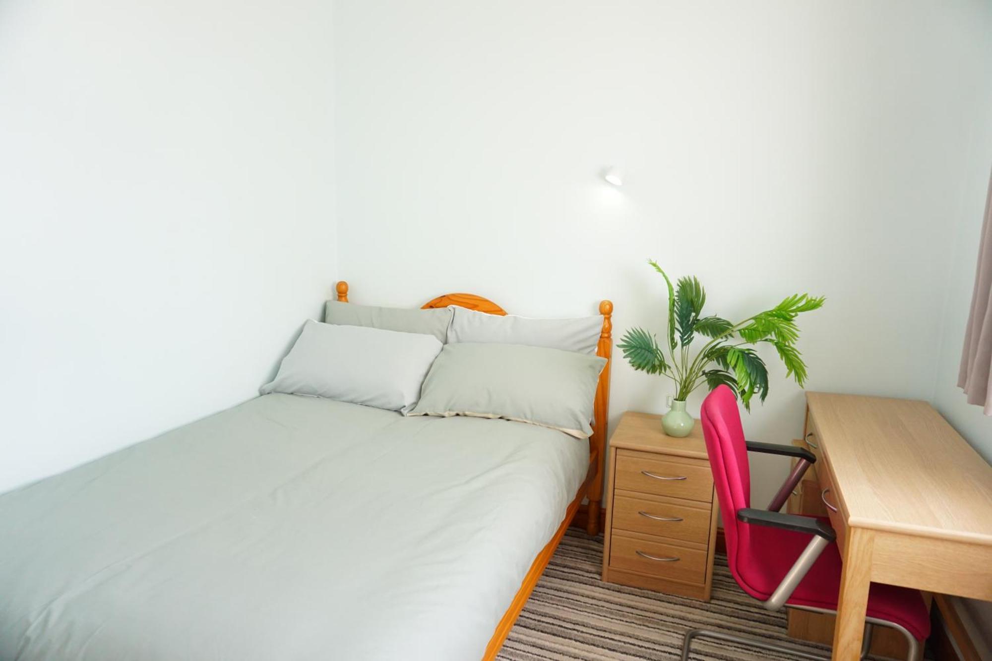 4 Bedroom Semi-detached House Apartment *
