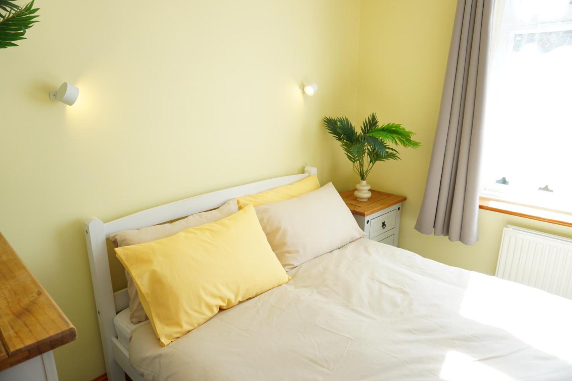 4 Bedroom Semi-detached House *