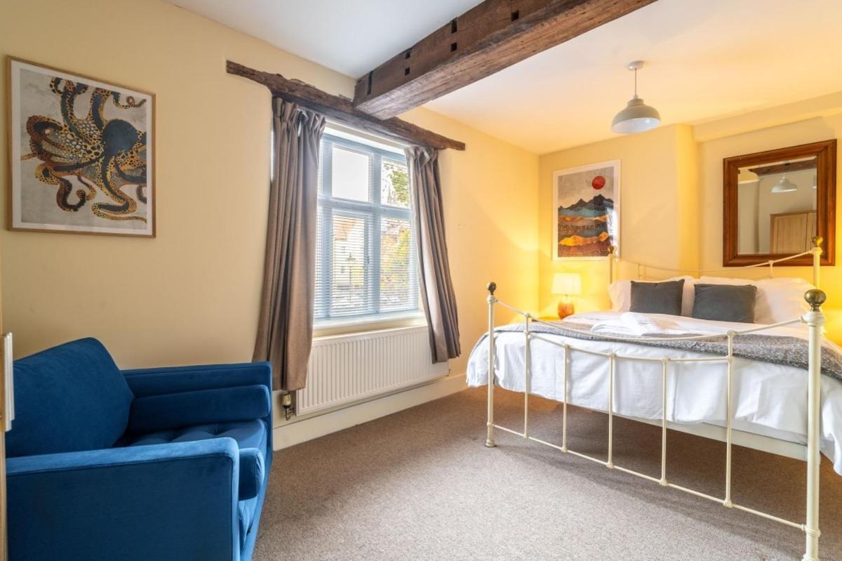 Picture Perfect Location Stunning 2 Bedroom With Parking