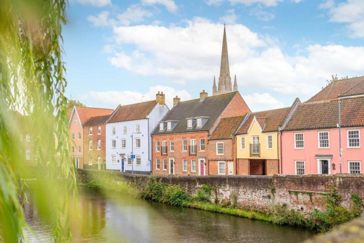 Picture Perfect Location Stunning 2 Bedroom With Parking