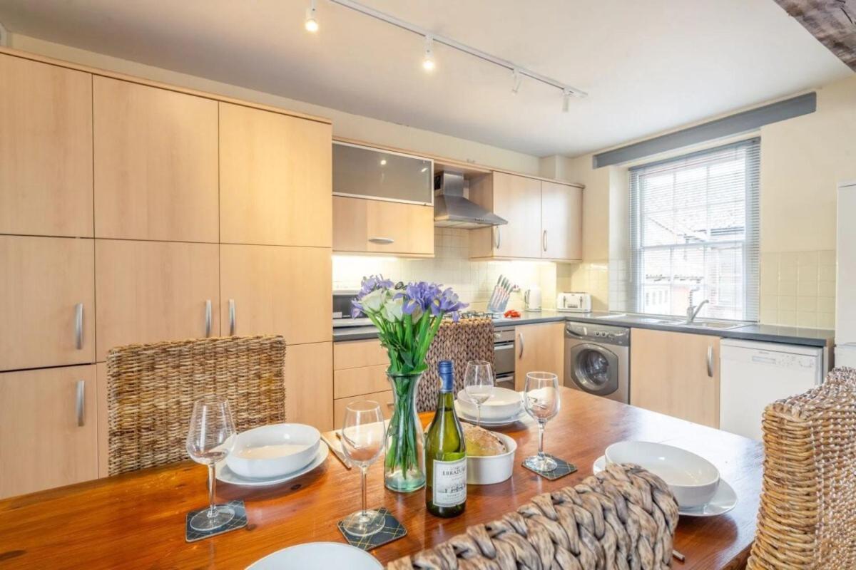 Picture Perfect Location Stunning 2 Bedroom With Parking Apartamento