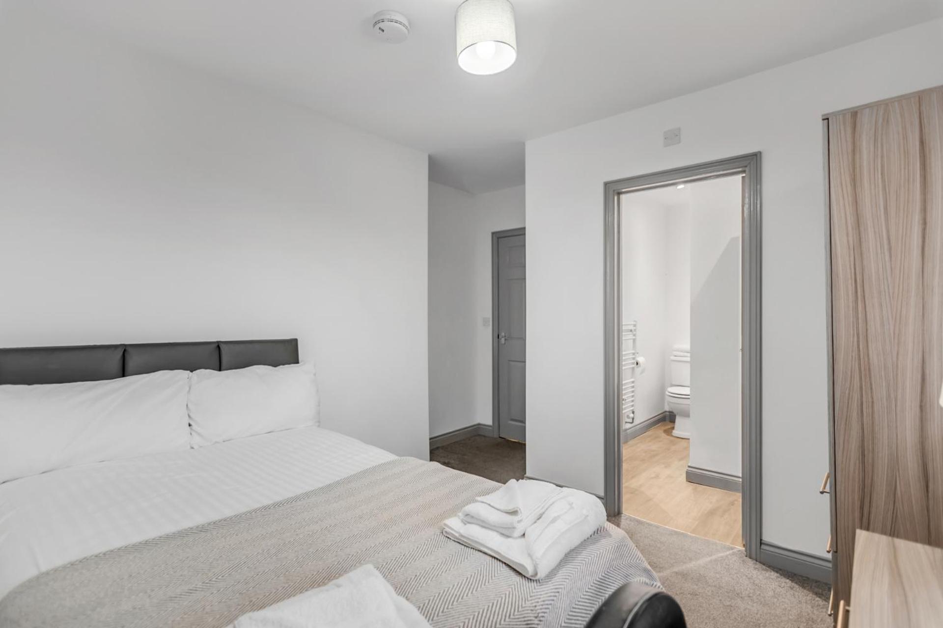 7 Bed House Pitchford Road Holiday home