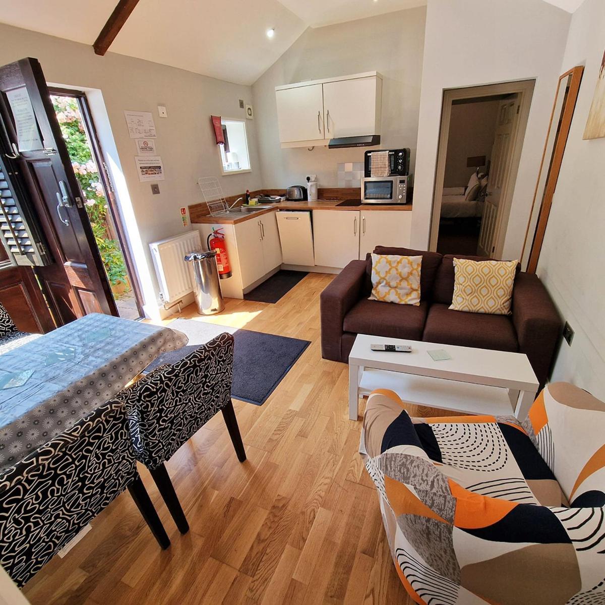 Ground-floor 2-br 2-shower Room, Patio & Parking Apartamento *