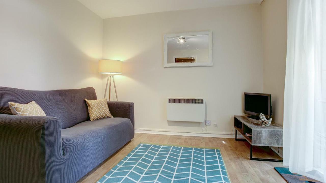Simple City Centre Flat Near River W/ Free Parking *