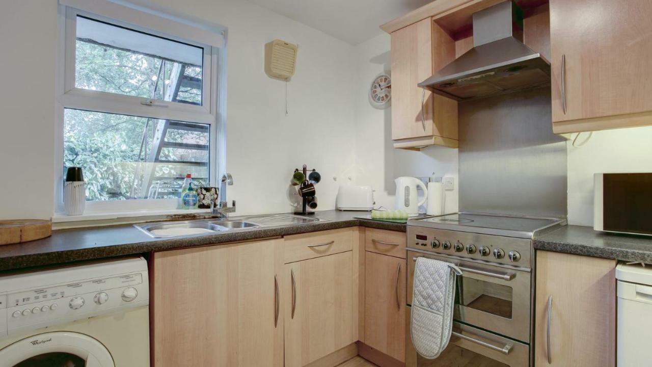 Apartment Simple City Centre Flat Near River W/ Free Parking