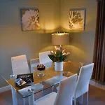 Stylish 2 Bed Apartment, Parking, Great Location