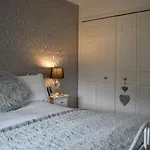 Stylish 2 Bed Apartment, Parking, Great Location