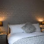 Stylish 2 Bed Apartment, Parking, Great Location