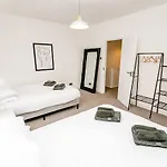 New City House, Great Location - With Parking