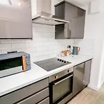 New City House, Great Location - With Parking