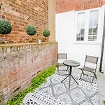 New City House, Great Location - With Parking
