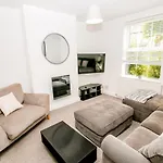 New City House, Great Location - With Parking
