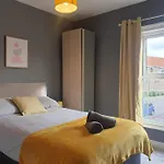 Cosy 2 Bedroom City House With 2 Bathrooms