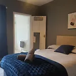 Cosy 2 Bedroom City House With 2 Bathrooms