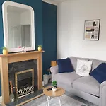 Cosy 2 Bedroom City House With 2 Bathrooms