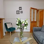 Convenient & Central 2-Bed House