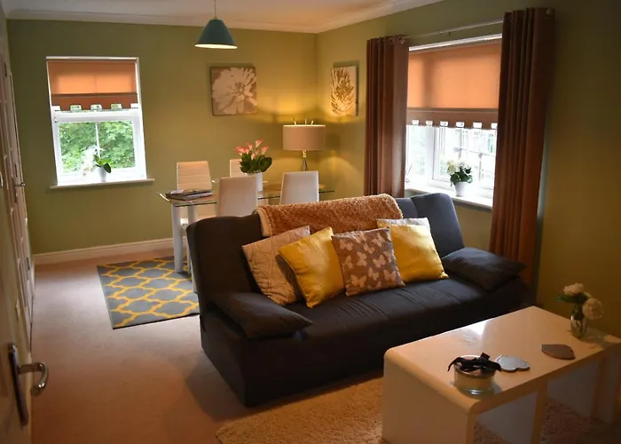 Stylish 2 Bed Apartment, Parking, Great Location