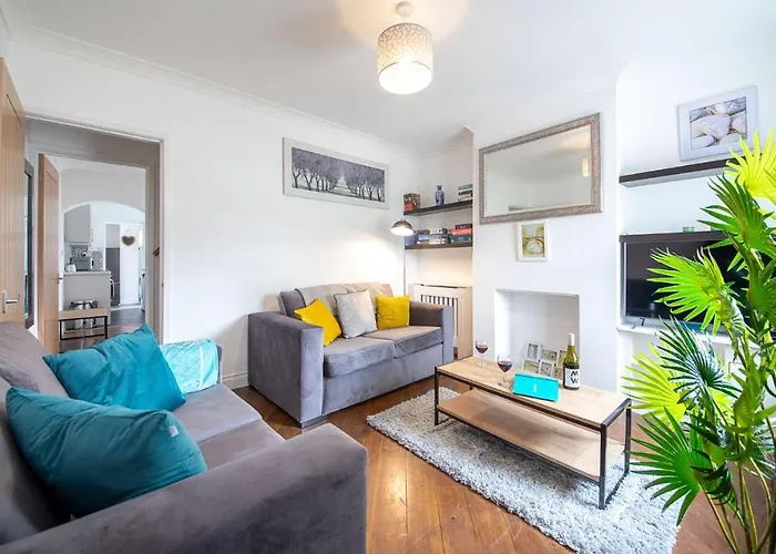 Bright 3 Bedroom Townhouse Near City Centre
