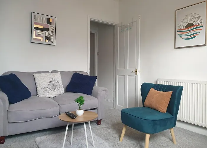 Cosy 2 Bedroom City House With 2 Bathrooms